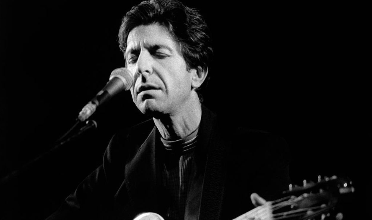 (GERMANY OUT) Cohen, Leonard *21.09.1934-Musiker, Schriftsteller, Kanada- bei einem Auftritt mit Gitarre- 1980