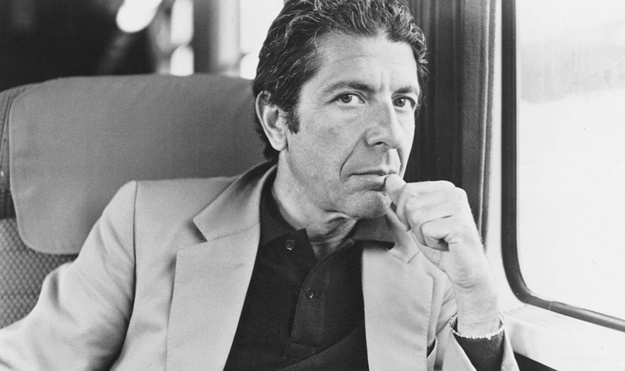 (Eingeschränkte Rechte für bestimmte redaktionelle Kunden in Deutschland. Limited rights for specific editorial clients in Germany.) Cohen, Leonard *21.09.1934-Musiker, Schriftsteller, Kanada- Portrait im Eisenbahnabteil- undatiert