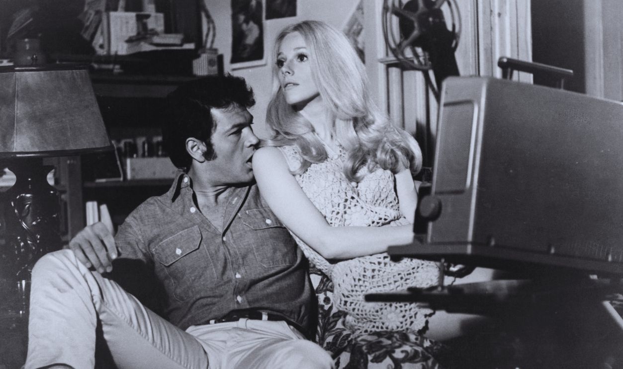 Gettyimages - 126144533, Cover Me Babe American actors Robert Forster (1941 - 2019) and Sondra Locke (1944 - 2018) in a 1969 publicity still for the film 'Cover Me Babe', directed by Noel Black. The film was released in October 1970. 