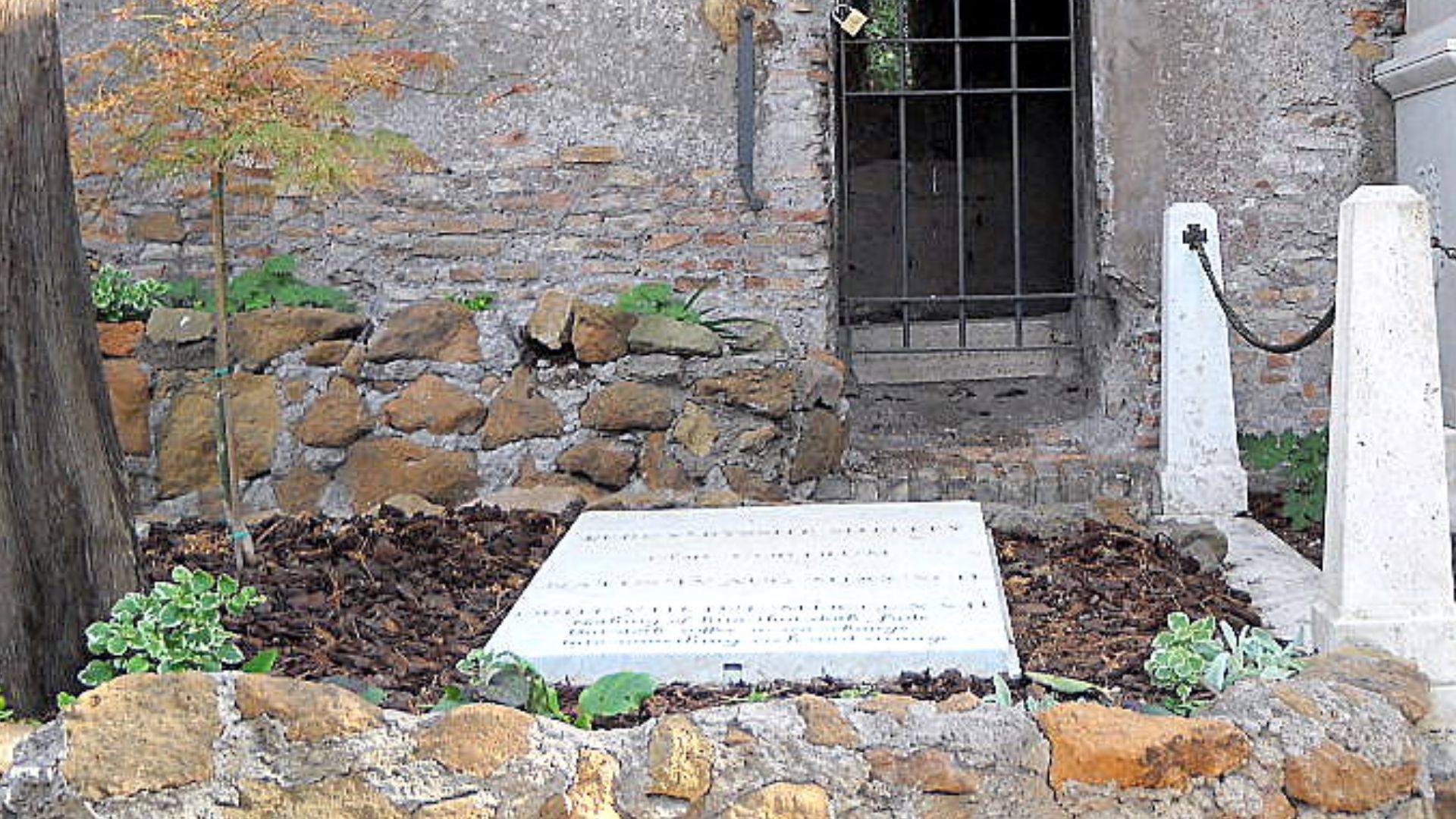 Tomba del poeta Percy Shelley nel cimitero acattolico di Roma.