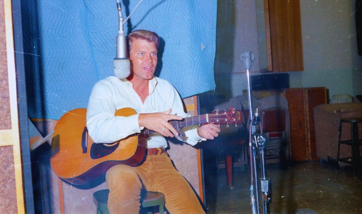 Gettyimages  - 73906942, Glen Campbell LOS ANGELES - JUNE 1: Country star Glen Campbell records at the Capitol Records studios on June 1, 1967 in Los Angeles, California. 