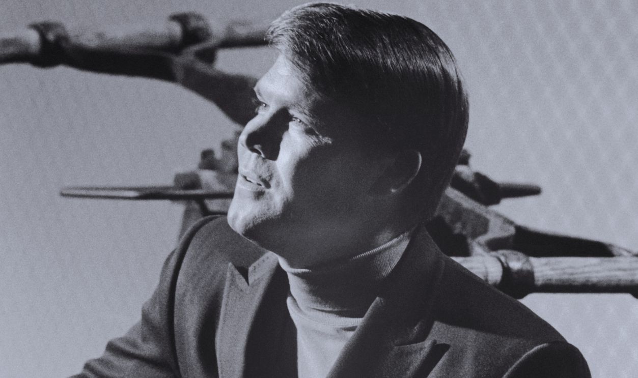 Gettyimages - 515542338, Glen Campbell Playing the Guitar 