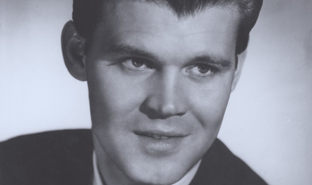 Gettyimages - 74255524, Glen Campbell Portrait Singer and songwriter Glen Campbell poses for a portrait circa 1962. 