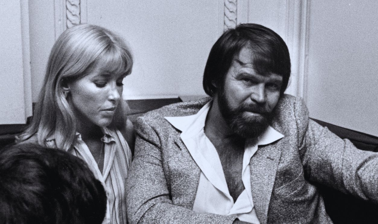 Gettyimages - 106228566, Friars Club Benefit - June 1, 1981 Kim Woolen and Glen Campbell during Friars Club Benefit - June 1, 1981 at Savoy in New York City, New York, United States. 