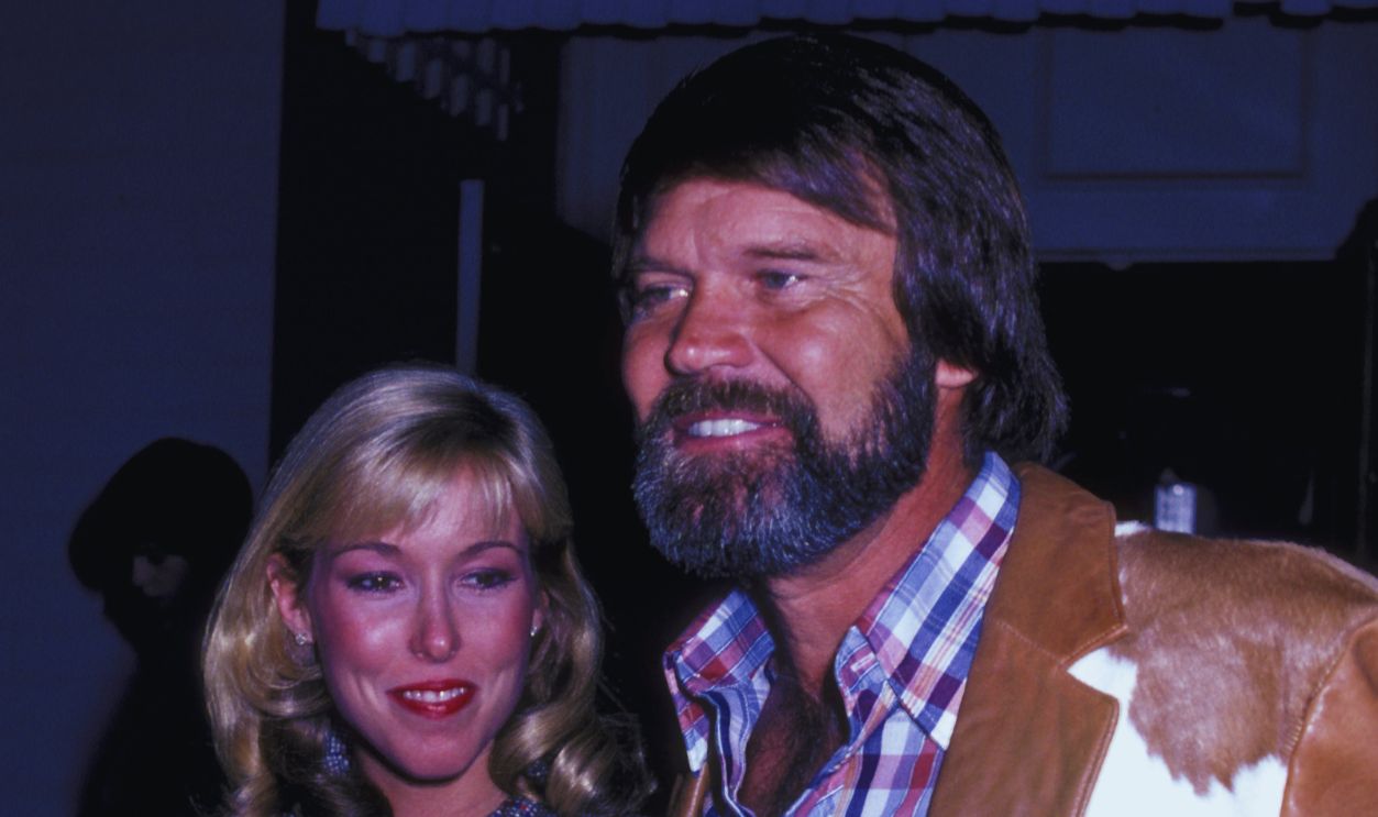 Gettyimages - 117182904, Pierre Cossette Super Bowl Party BEVERLY HILLS, CA - JANUARY 24: Musician Glen Campbell and Kim Woollen attend Pierre Cossette Super Bowl Party on January 24, 1982 at Chasen's Restaurant in Beverly Hills, California. 
