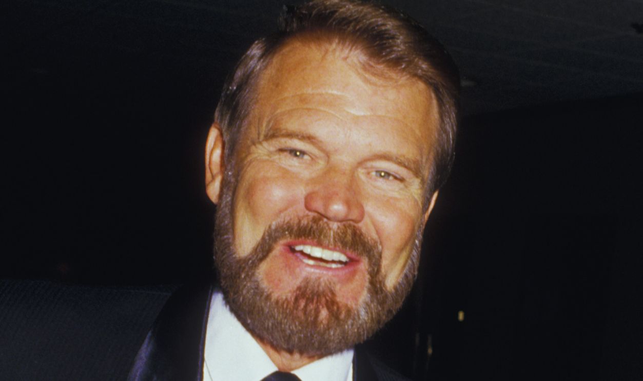 Gettyimages - 117182963, Heriage Museum Benefit Gala CENTURY CITY, CA - FEBRUARY 21: Musicien Glen Campbell attends Heriage Museum Benefit Gala on February 21, 1987 at the Century Plaza Hotel in Century City, California. 