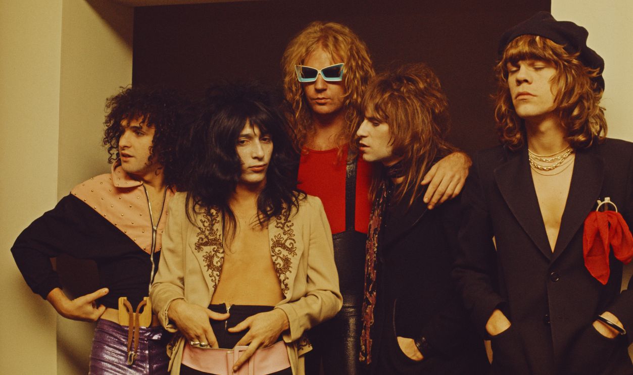 Gettyimages - 1176784136, New York Dolls In London American glam rock group the New York Dolls, posed together in London, 23rd November 1973. Left to right: guitarist Sylvain Sylvain, guitarist Johnny Thunders (1952-1991), bassist Arthur Kane (1949-2004), drummer Jerry Nolan (1946-1992) and singer David Johansen.