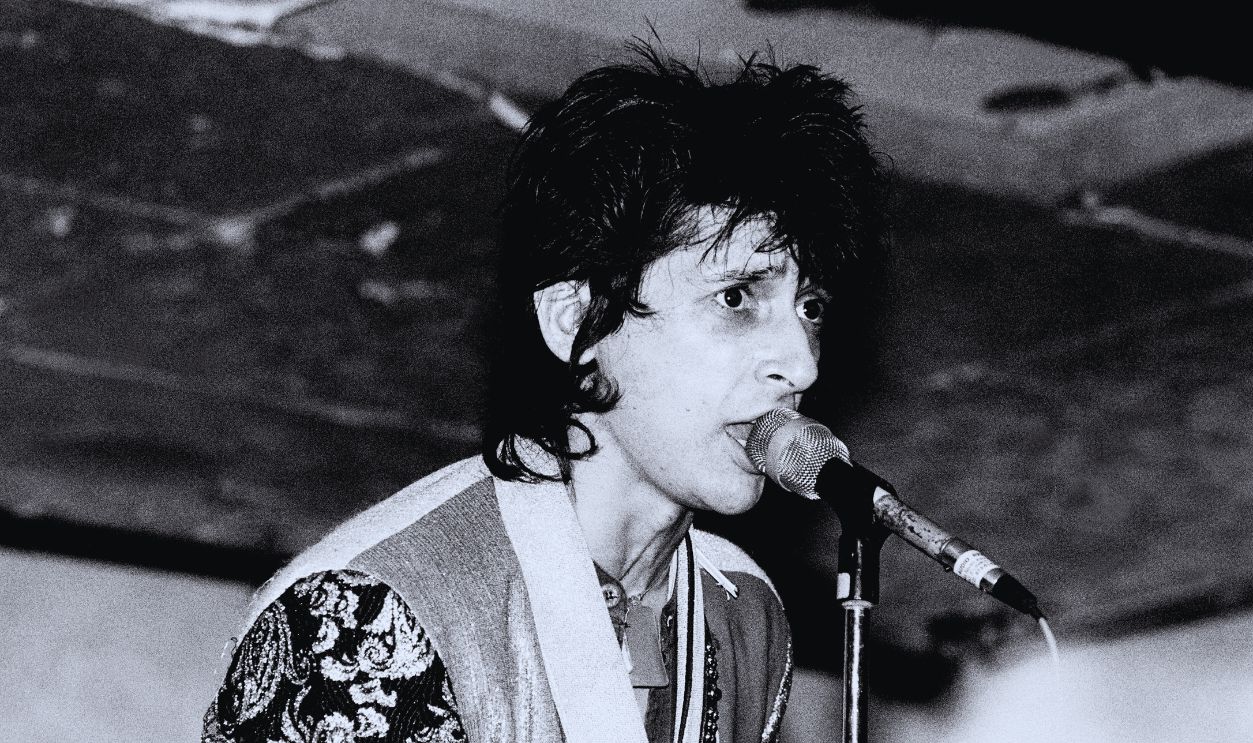 Gettyimages - 531408973, Johnny Thunders On Stage Johnny Thunders performs at the Huey's, Chicago, Illinois, August 10, 1979. 