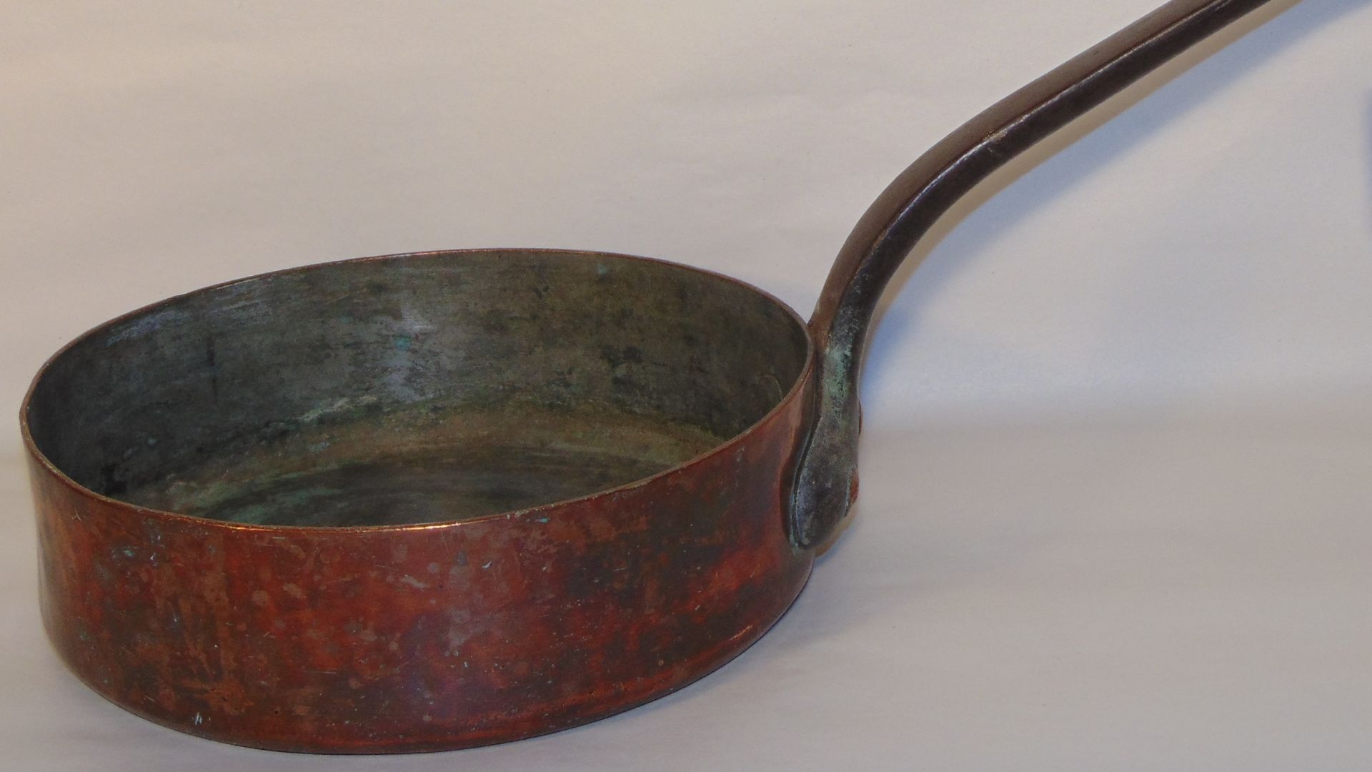 Black, copper, saucepan, with iron panhandle, diameter of the pan 24.5 cm., used by the Canadian Army on the west front in 1944-1945, French product: stamp at the panhandle; LEFÈVRE FRÈRES Villedieu (Manche), Photographed in the collection of the National Liberation Museum 1944-1945, the Netherlands, archive number 2.1.308