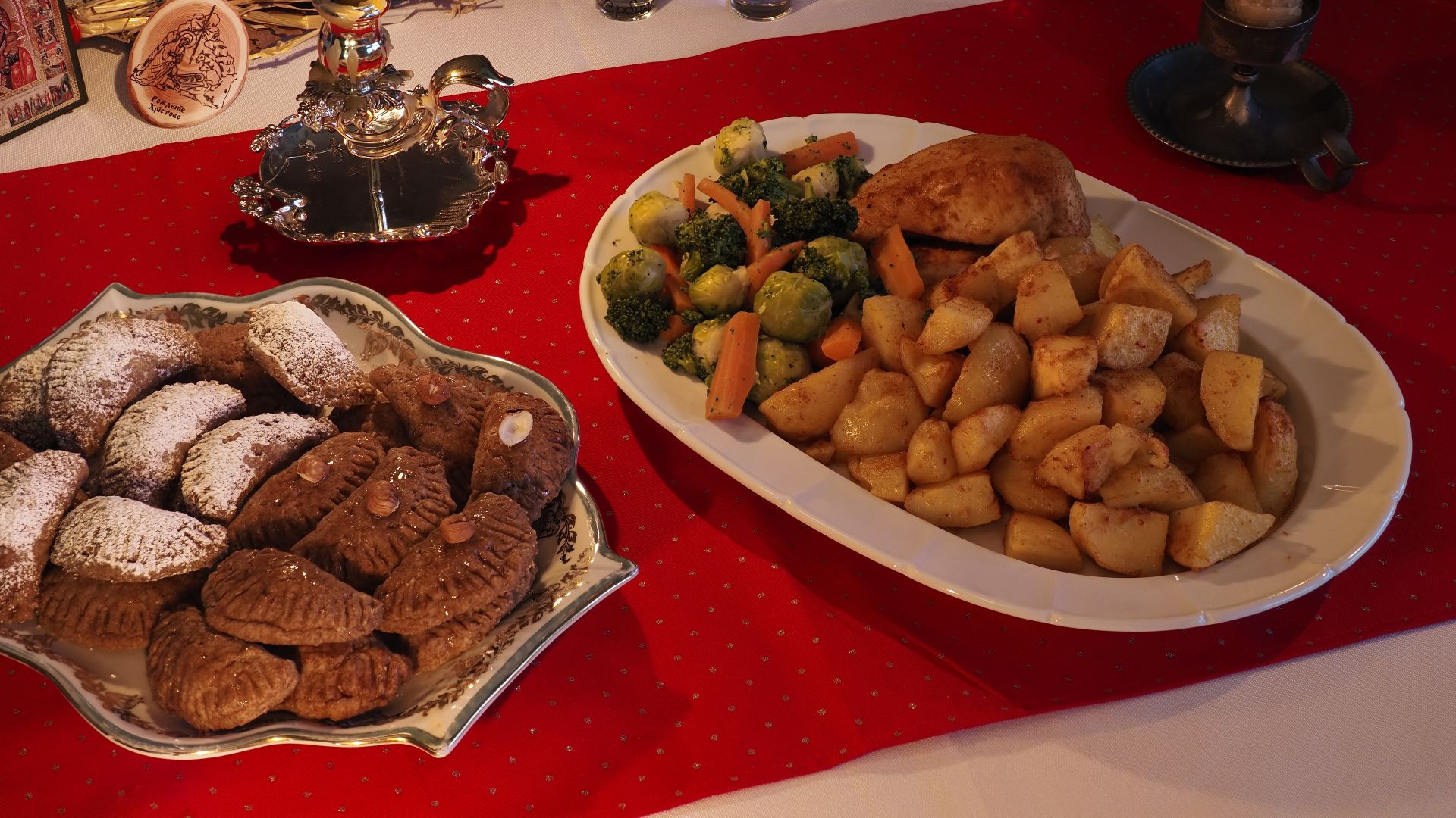 Christmas dinner with the candles. Cooked&grilled potato with chicken, cooked vegetables and Gurabije cookies. Decorated with Icon