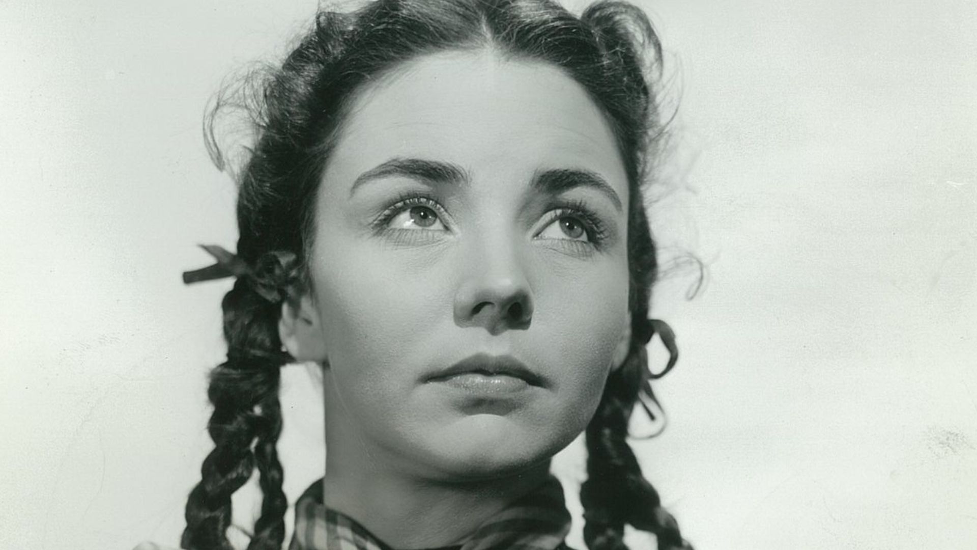 Studio portriat photo of Jennifer Jones taken for promotional use from 20th Century Fox Production, The Song of Bernadette (1943).