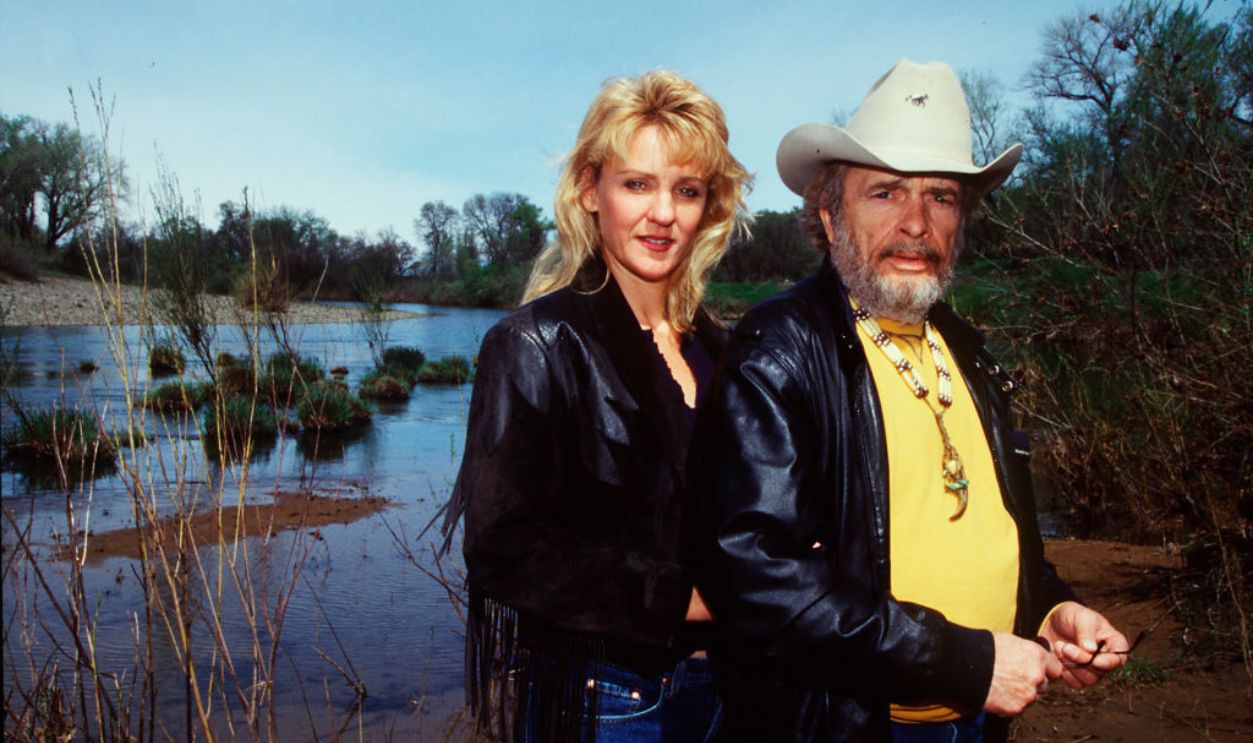HAGGARD6-C-27MAR01-MG-LH --Merle Haggard with his wife Theresa on his ranch. (BY LIZ HAFALIA/THE SAN FRANCISCO CHRONICLE) 