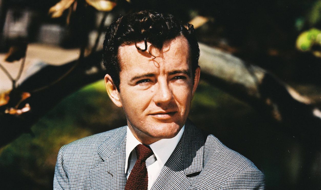 Getty Images - 121495304 -  Robert Walker (1918-1951), US actor, wearing a grey fine check suit, a white shirt and a dark red tie, circa 1950.
