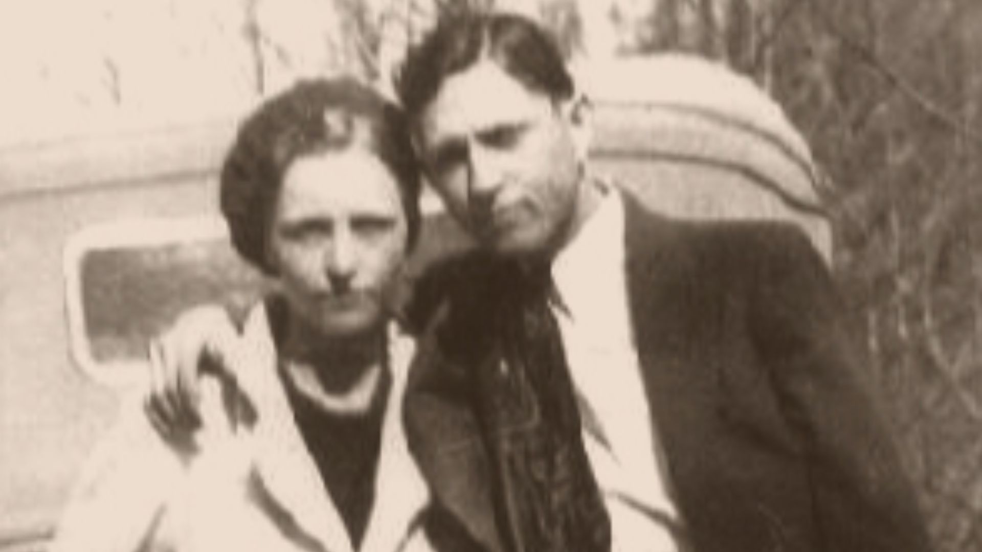 Bonnie and Clyde infront a Ford V-8