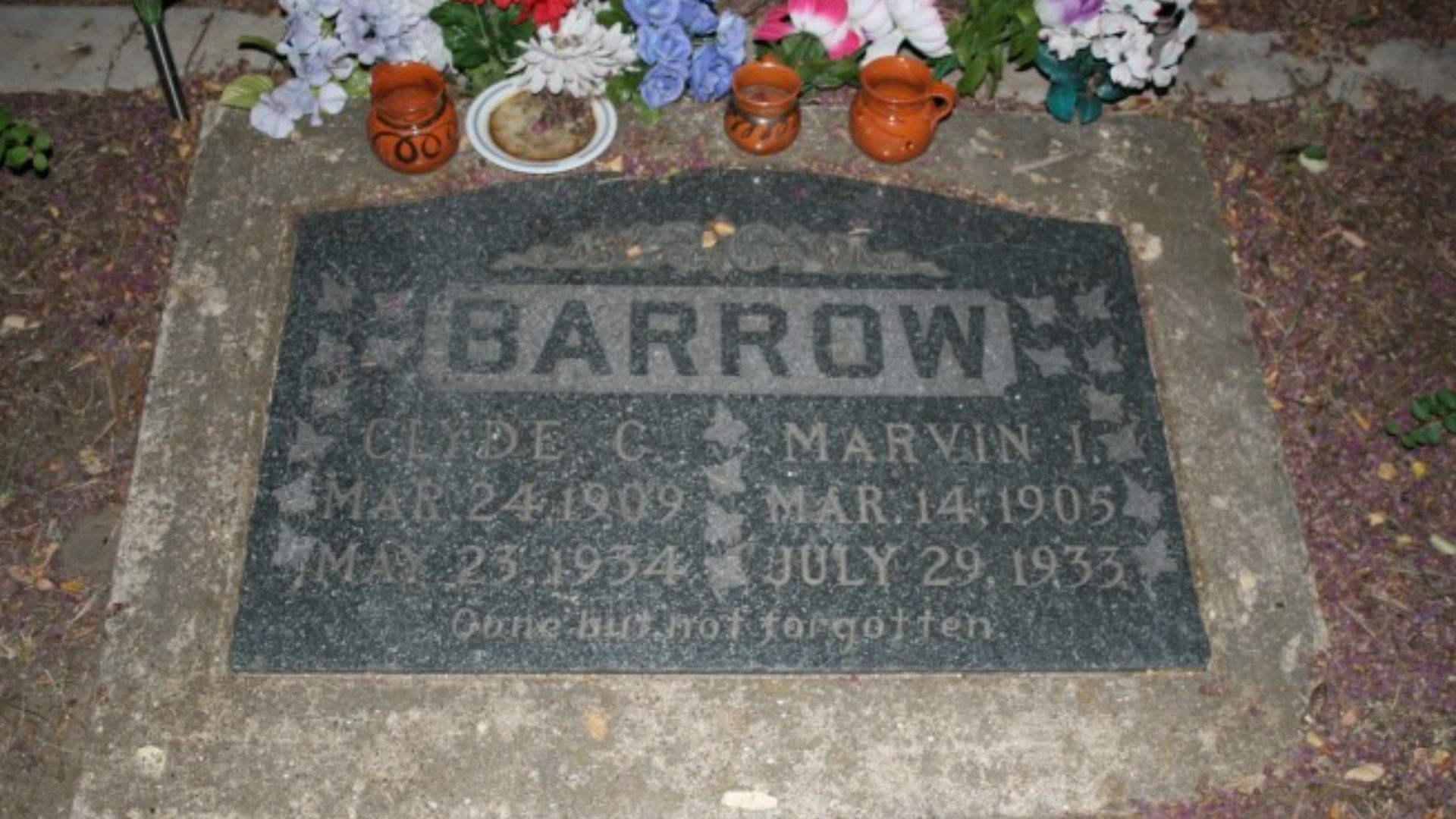 Photo of the grave of Clyde Barrow