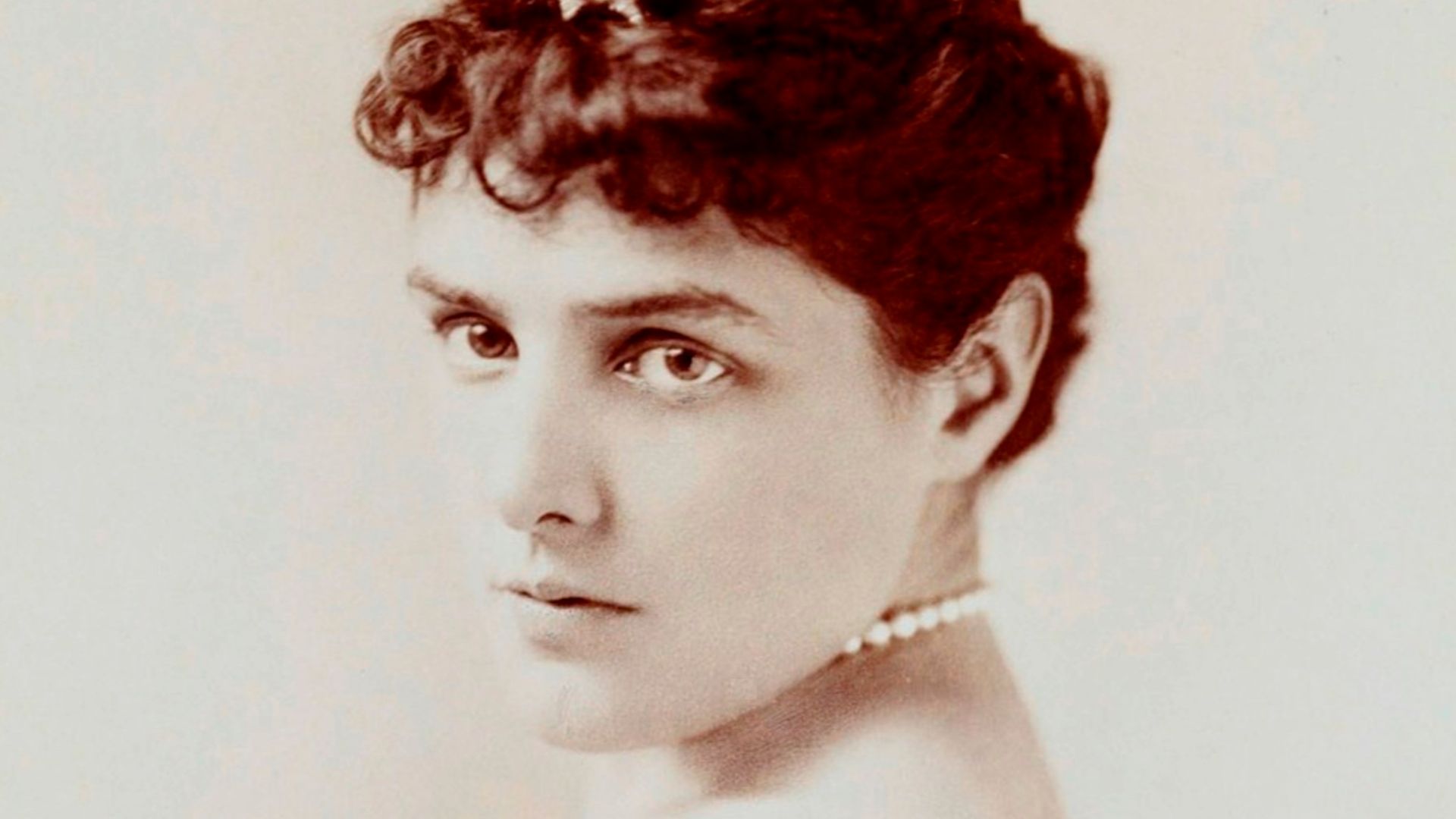 Jennie Churchill, née Jeanette Jerome, formally Lady Randolph Churchill (born 9 January 1854, Brooklyn, New York, Union States of America and died 29 June 1921, London, England), American society figure, is the wife of Lord Randolph Churchill and the mother of British Prime Minister Sir Winston Churchill. Jennie Jerome married 15 April 1874 at the Embassy of Great Britain and Ireland rue du Faubourg Saint-Honoré in Paris in the 8th arrondissement, with Lord Randolph Churchill (1849-1895), third son of John Spencer-Churchill, 7th Duke of Marlborough. The photograph is signed by the model.