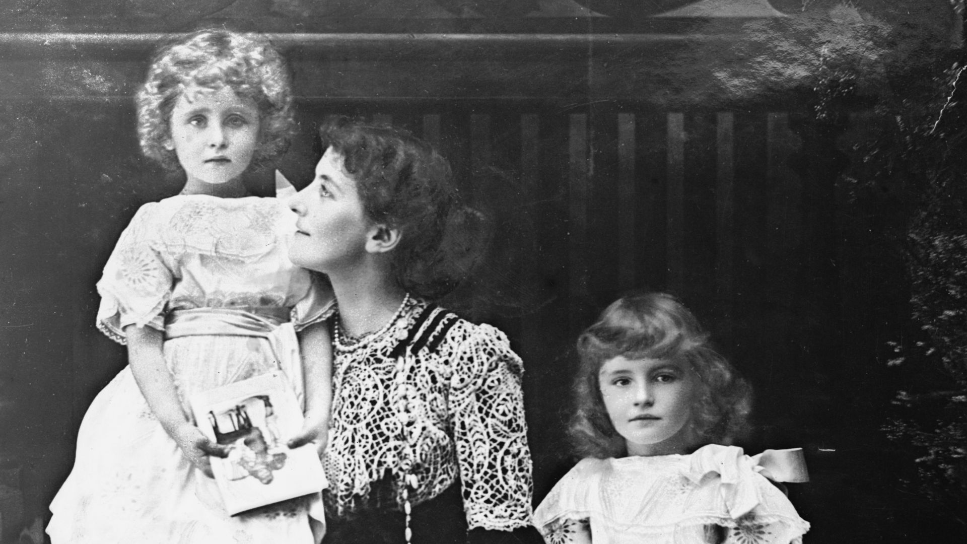 Title: Lady Curzon and two children (girls)
Abstract/medium: 1 negative : glass ; 5 x 7 in. or smaller.