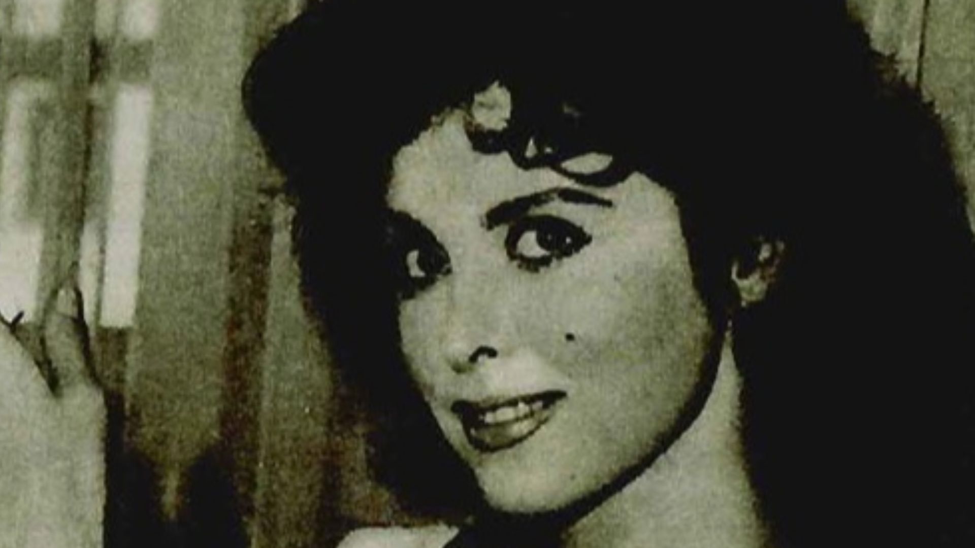 Actress Tina Louise in her house in Rome