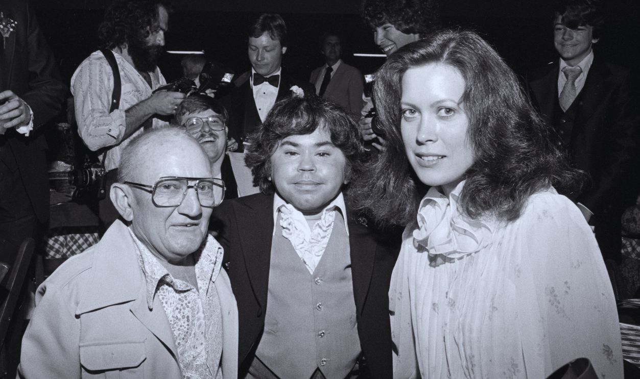 Gettyimages - 1484147986, Billy Barty Billy Barty, Hervé Villechaize and Camille Hagen at the 16th Annual Academy of Country Music Awards on April 30, 1981 at the Shrine Auditorium in Los Angeles, California. 