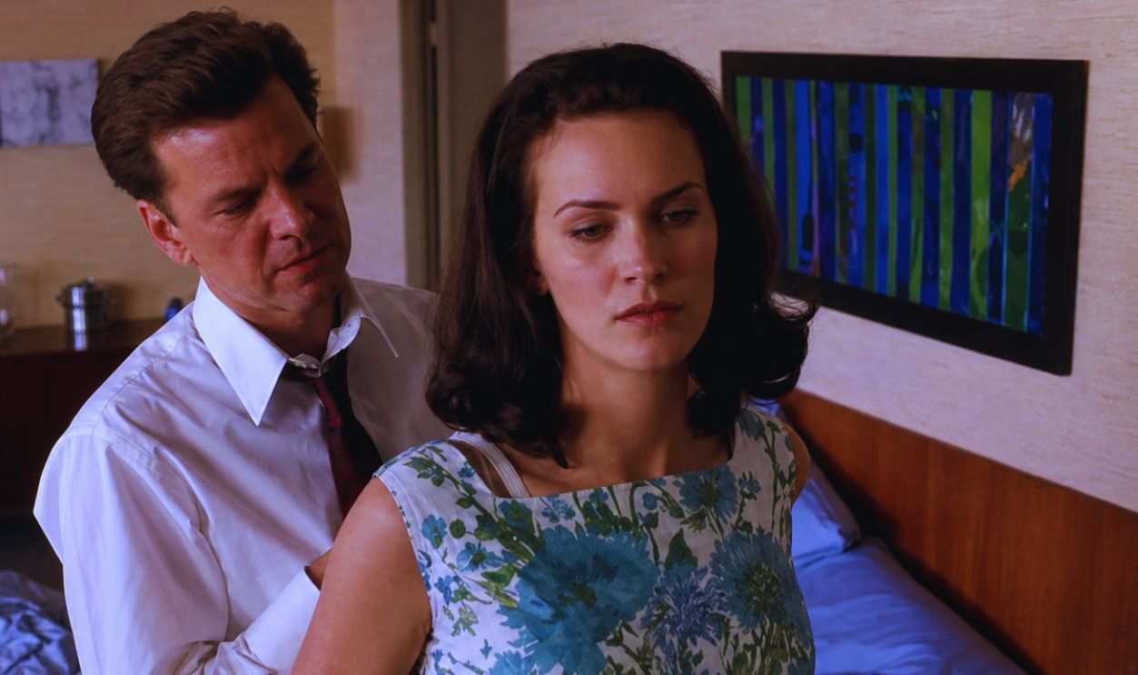 Screenshot from Power and Beauty (2002) 