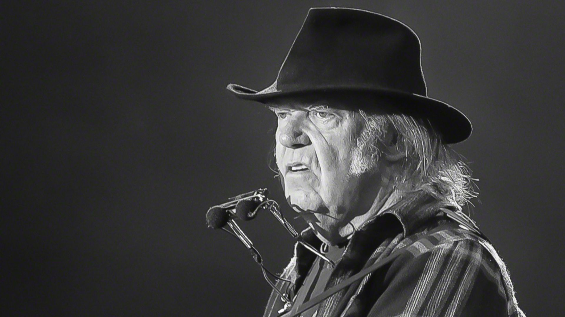 Neil Young and Promise of the Real at the main stage of Stavernfestivalen in Norway on 07. July 2016. Lineup:Neil Young (guitar / vocal)Lukas Nelson (guitar)Corey McCormick (bass)Micah Nelson (guitar)Anthony Logerfo (drums)Tato Melgar (percussion)