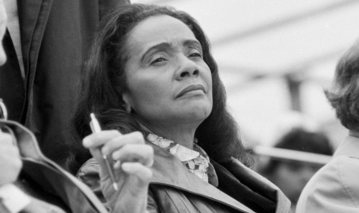 Coretta Scott King, femme de Martin Luther King, lors de la manifestation de pacifistes pour le désarmement dans les rues de Bonn le 10 octobre 1981, Allemagne. 