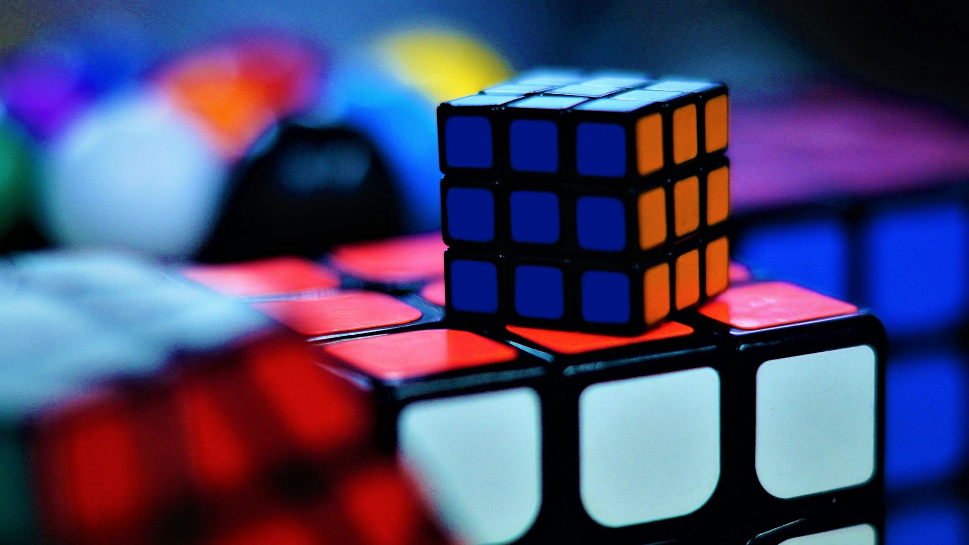 shallow focus photo of Rubik's cubes