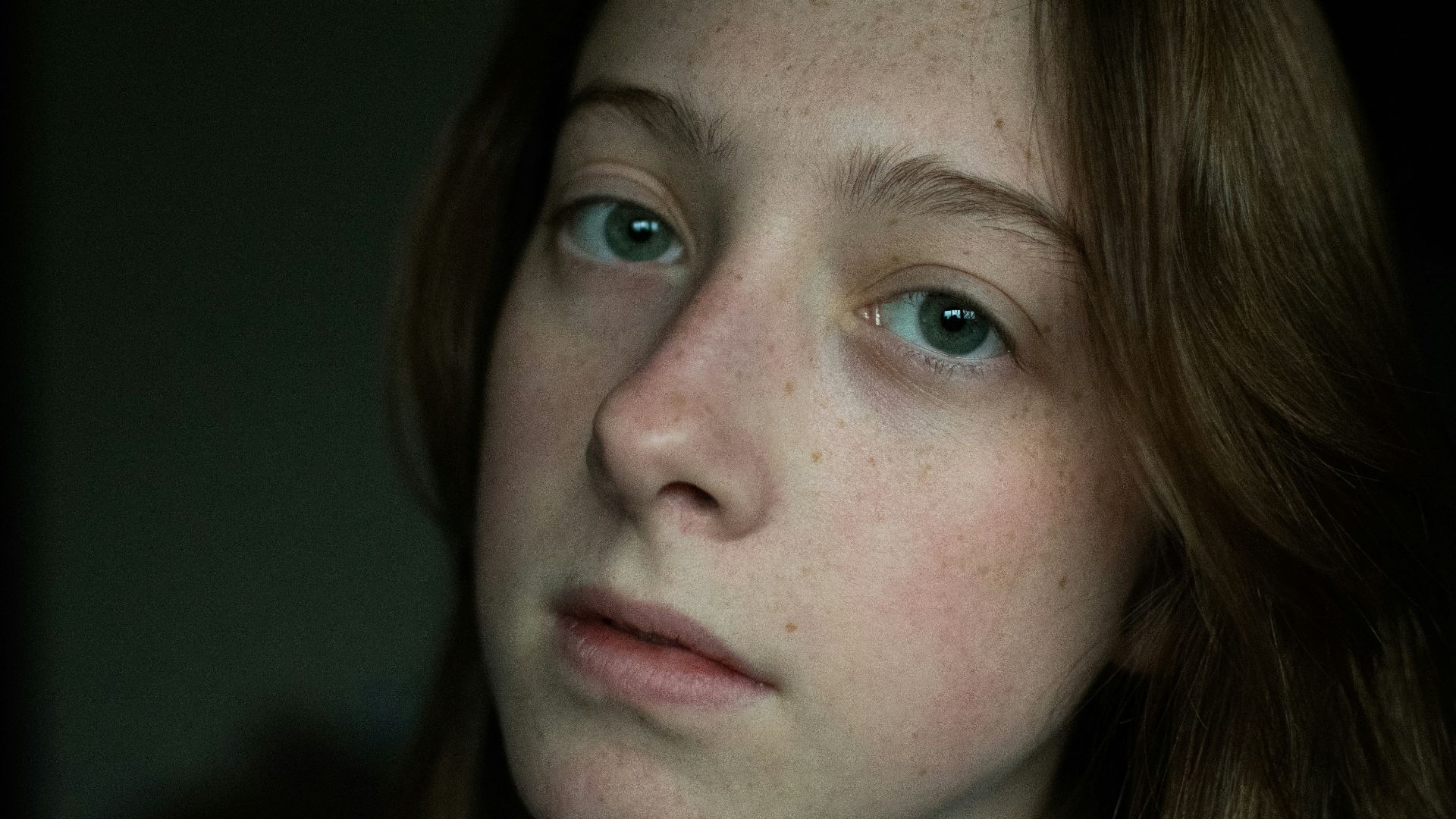 woman with brown hair and brown eyes