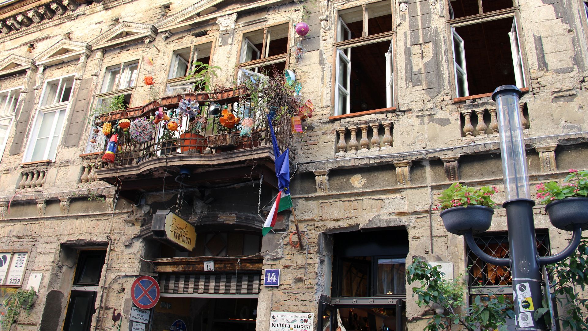 Erzsébetváros - Kazinczy útca

Szimpla Kert ruin bar.