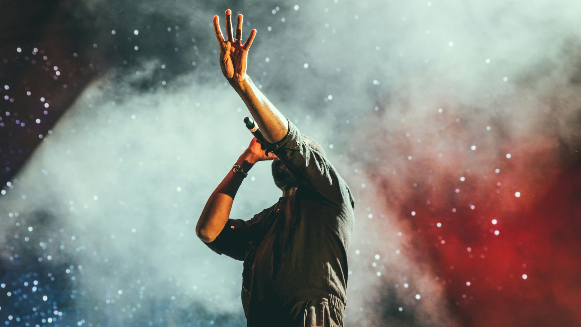 man in gray quarter-sleeved shirt singing