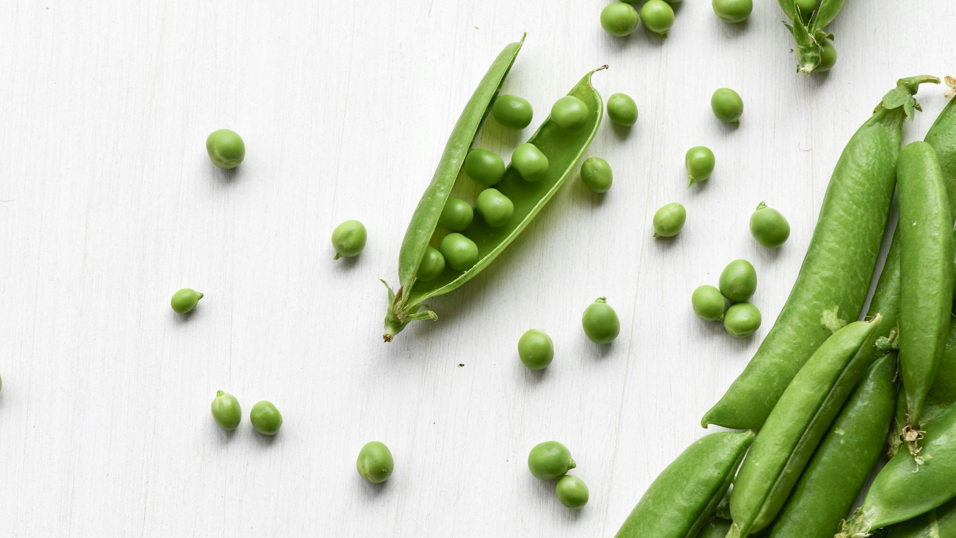 a pile of peas and peas on a table
