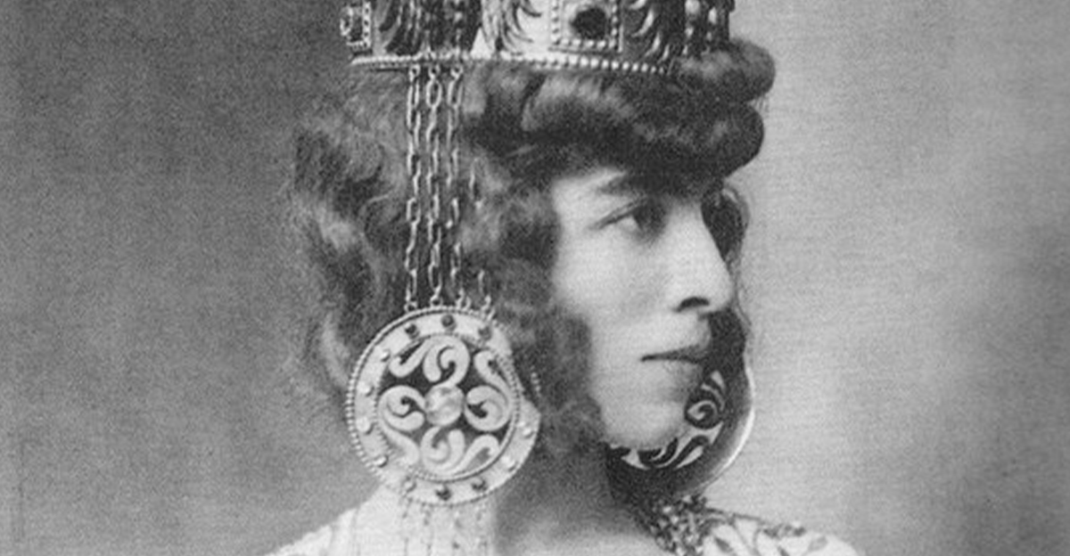 Black and white side-view portrait of Luisa Casati