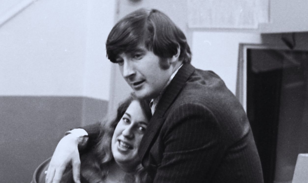 Gettyimages - 1174321655, The Mamas & The Papas Recording Singers Mama Cass Elliot and Denny Doherty (sitting on a Leslie Speaker) in the studio in a photo shoot for Esquire on December 8, 1966 in New York. 