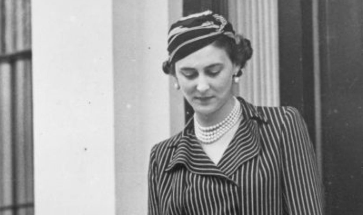 circa 1938: Prince George, Duke of Kent (1904 - 1942) with his wife Princess Marina and his son Prince Edward. 