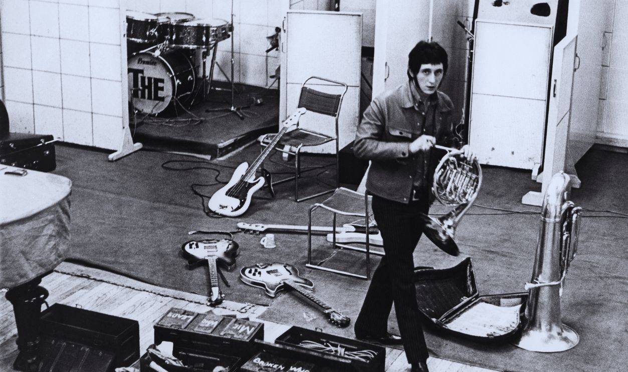 Gettyimages - 85034819, Photo of John ENTWISTLE and WHO UNITED KINGDOM - OCTOBER 03: Photo of John ENTWISTLE and The Who; John Entwistle at CBS Studios, New Bond Street, recording 'Don't Look Away'