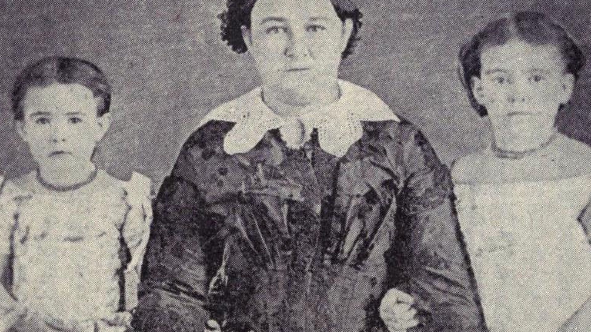 Barnebilde av avholdsforkjemperen Carrie Nation (1846–1911). Hun sitter t.v., ca. 6 år, med moren Mary og søsteren Edna