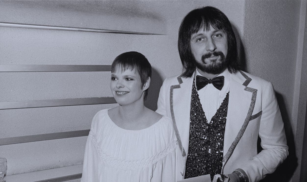 Gettyimages - 540229881, 'Tommy' Premiere English bass guitarist John Entwistle (1944 - 2002) of The Who, with his wife, Alison, at the premiere of Ken Russell's film version of The Who's rock opera 'Tommy' at the Leicester Square Theatre in London, 26th March 1975.