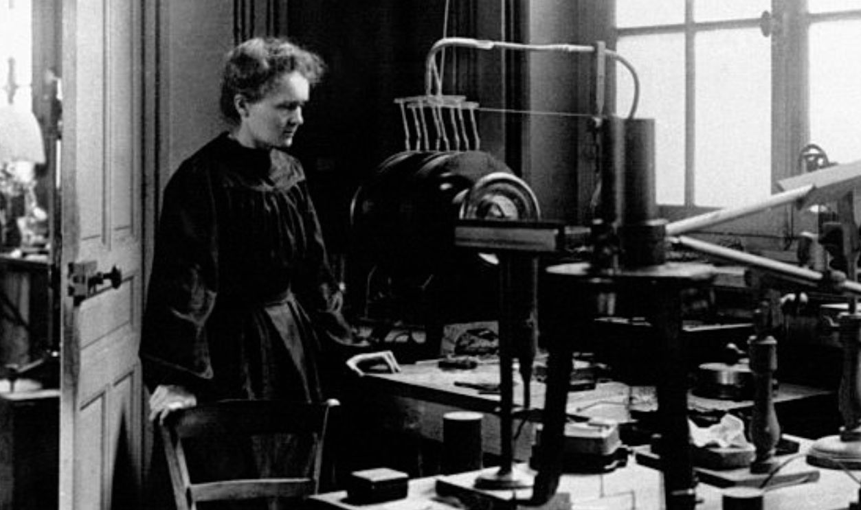 Marie Curie dans son laboratoire à Paris, France. 
