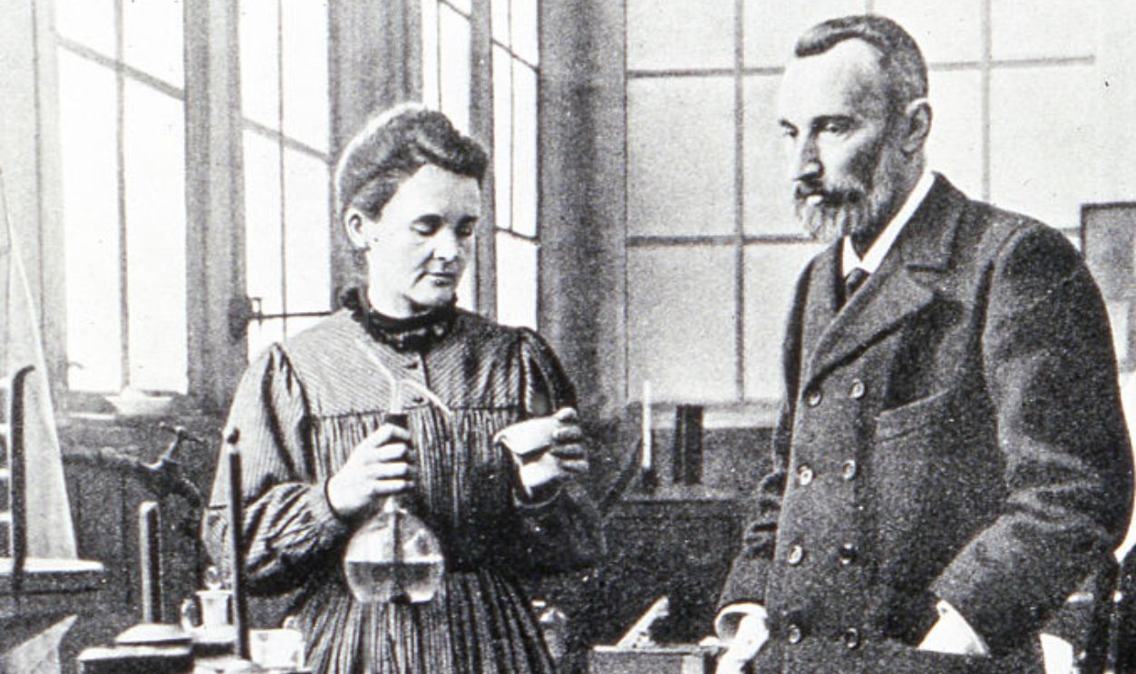 Photo de Pierre et Marie Curie dans leur laboratoire à la fin du XIXè siècle.