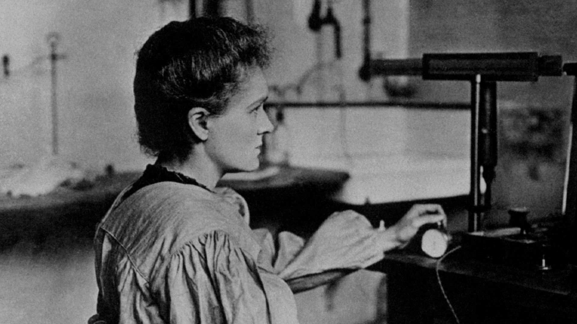 The measurement of radioactivity requires great dexterity and inventive spirit. It was made possible with an experimental advice conceived by Pierre Curie, which makes it possible to measure very small charges.