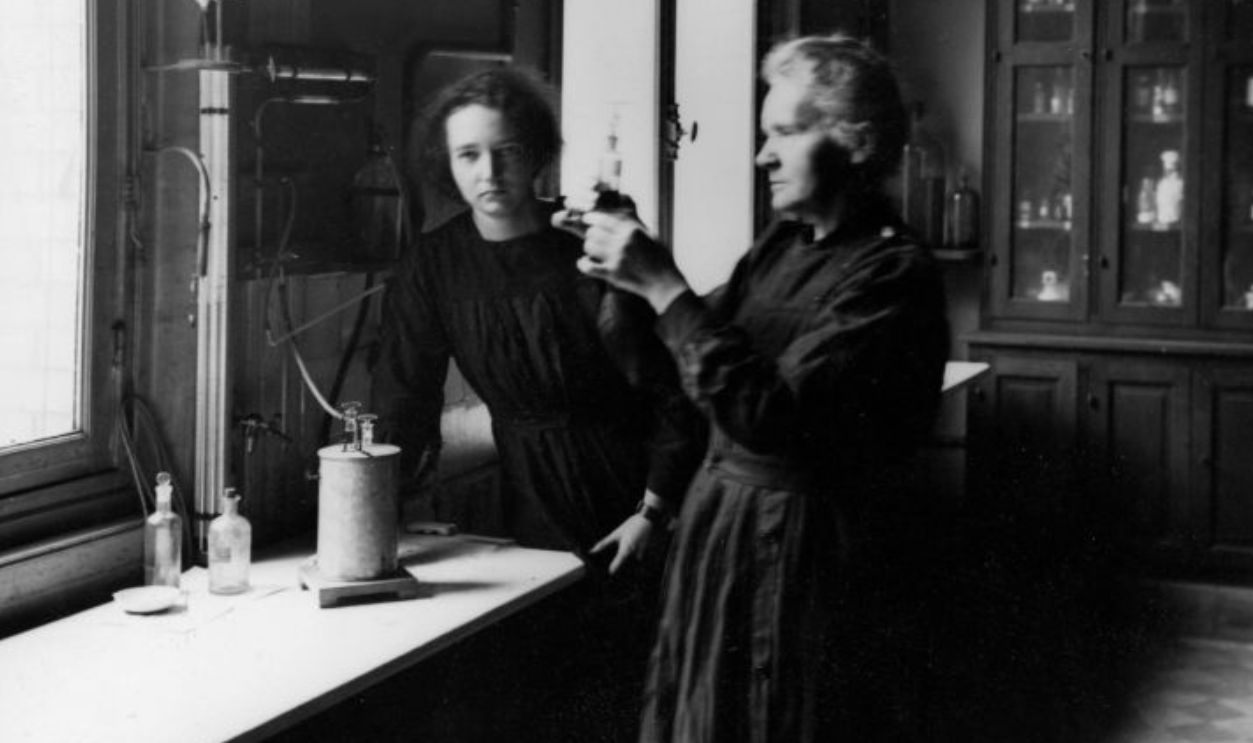Marie Curie dans son laboratoire avec sa fille Eve, circa 1920, à Paris. 