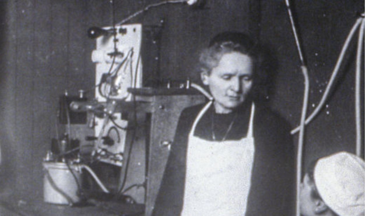 Photo de Marie Curie à l'Hôpital-École Edith Cavell à Paris en 1917. 