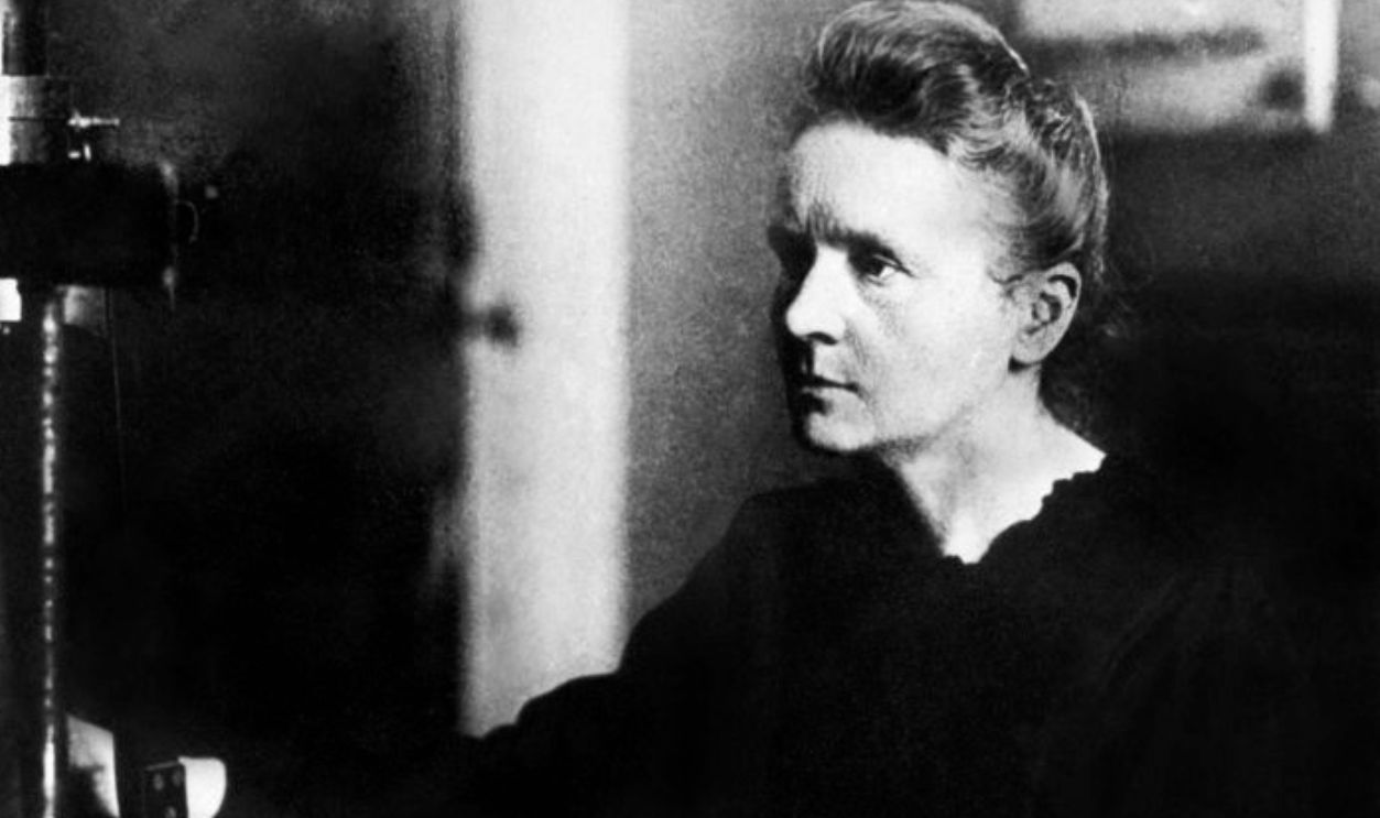 Photo datant de 1925 du Professeur Marie Curie en train de travailler dans le laboratoire de l'université à Paris. Marie Curie et son mari, le physicien Pierre Curie, ont annoncé il y a 100 ans, le 18 juillet 1898, le découverte du Polonium, avant de recevoir le Prix Nobel de physique en 1903. Picture dated 1925 shows Professor Marie Curie working in the laboratory of Paris university. Marie Curie and her husband, the French physicist Pierre Curie were the discoverers of radium and won the Nobel prize for physics in 1903. Pierre Curie was born in Paris 15 May 1859 and his most important contributions to physics was the discovery that the magnetic properties of substances change at certain temperature, known as the 
