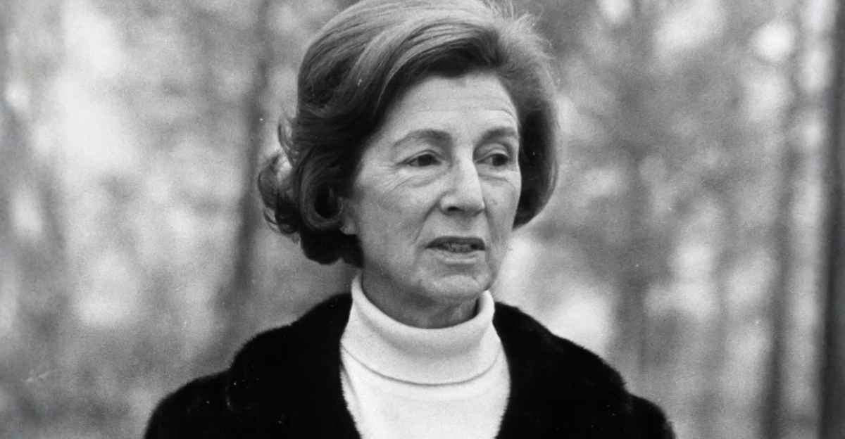 anet Auchincloss at the grave site of John F. Kennedy