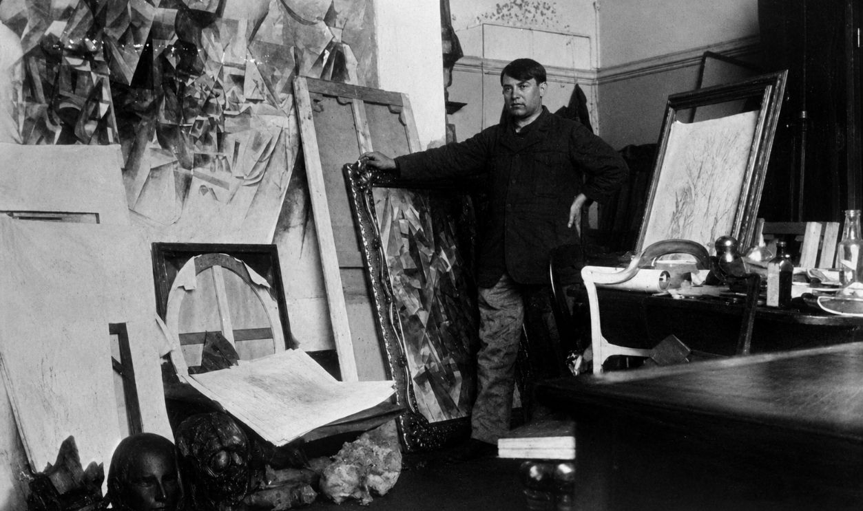 Gettyimages - 51656065, Spanish painter Pablo Picasso poses in the 20th in PARIS, FRANCE: Spanish painter Pablo Picasso poses in the 20th in his Paris' Clichy studio with the largest of his canvases for the field project.