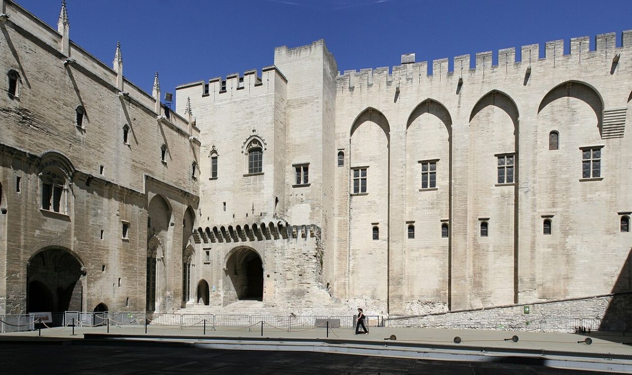 File:Avignon Papal Palace - Court d'honneur.jpg