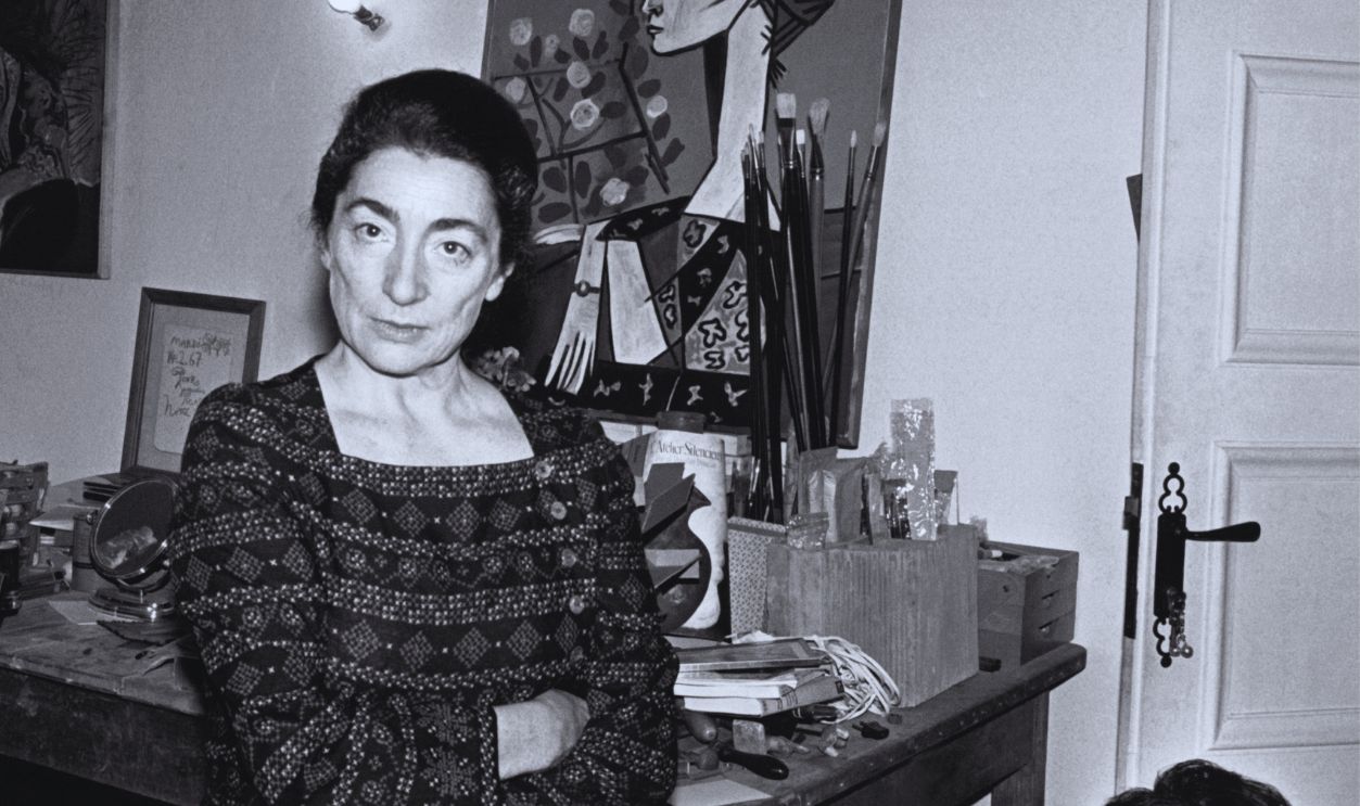 Gettyimages - 965988540, Jacqueline Picasso à Mougins Jacqueline Picasso posant devant les peintures de Pablo Picasso le 21 octobre 1977 dans le domaine Notre-Dame-de-Vie à Mougins, France. Jacqueline Roque.