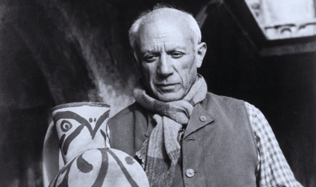 Gettyimages - 104404846, Picasso Painting A Piece Of Pottery