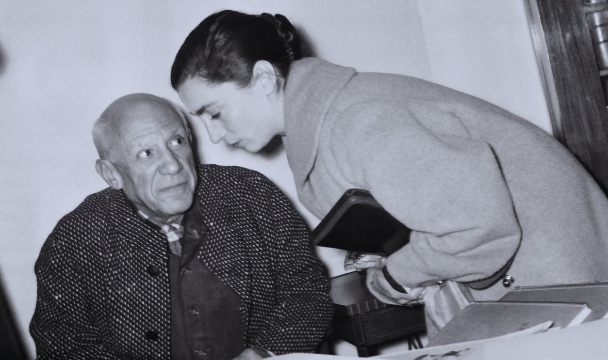 Gettyimages - 163511872, FRANCE-PICASSO Spanish painter Pablo Picasso listens to his wife Jacqueline, he married on 1961, on December 22, 1956 during the opening of the exhibition of his graphic works from 1905 to 1945 at a gallery in Nice, which brought together many personalities from the arts and politics.