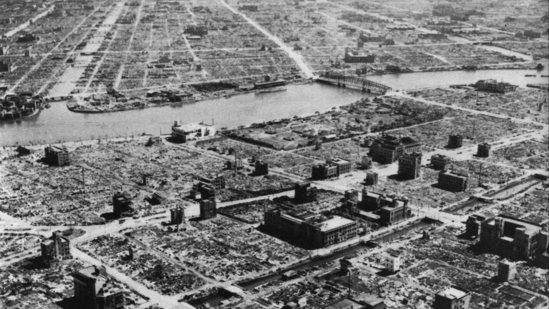 空襲により焦土と化した東京。日本橋浜町、久松町付近。隅田川にかかる橋は新大橋。